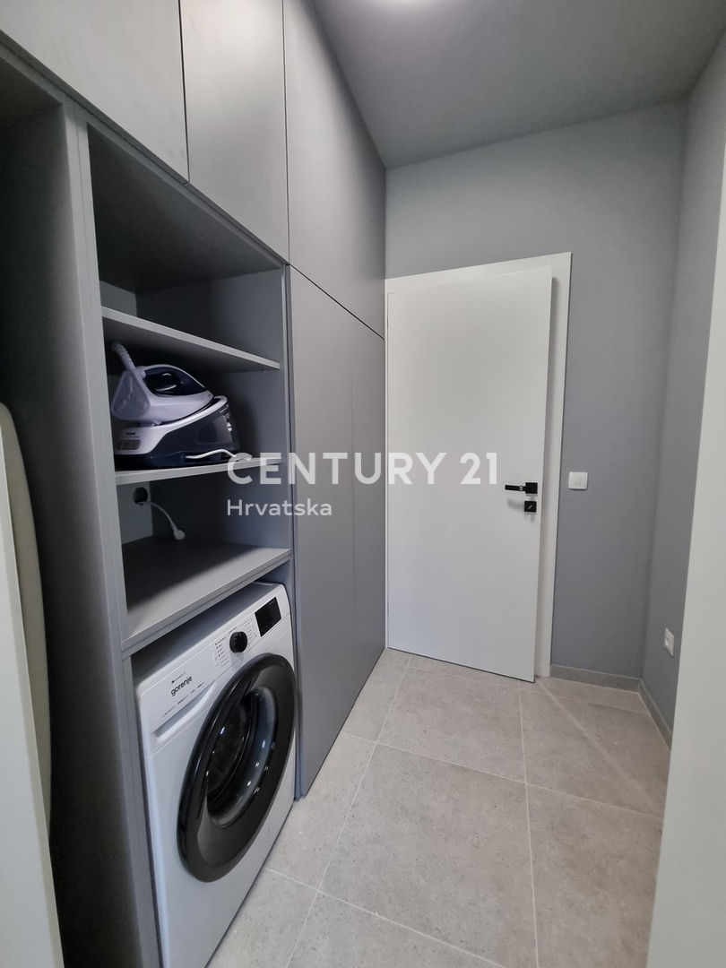 TAR VABRIGA, NOVOGRADNJA, DVOSTANOVANJSKA ENOTA V PRIZEMLJU IN PRVEM NADSTROPJU Z BAZENOM