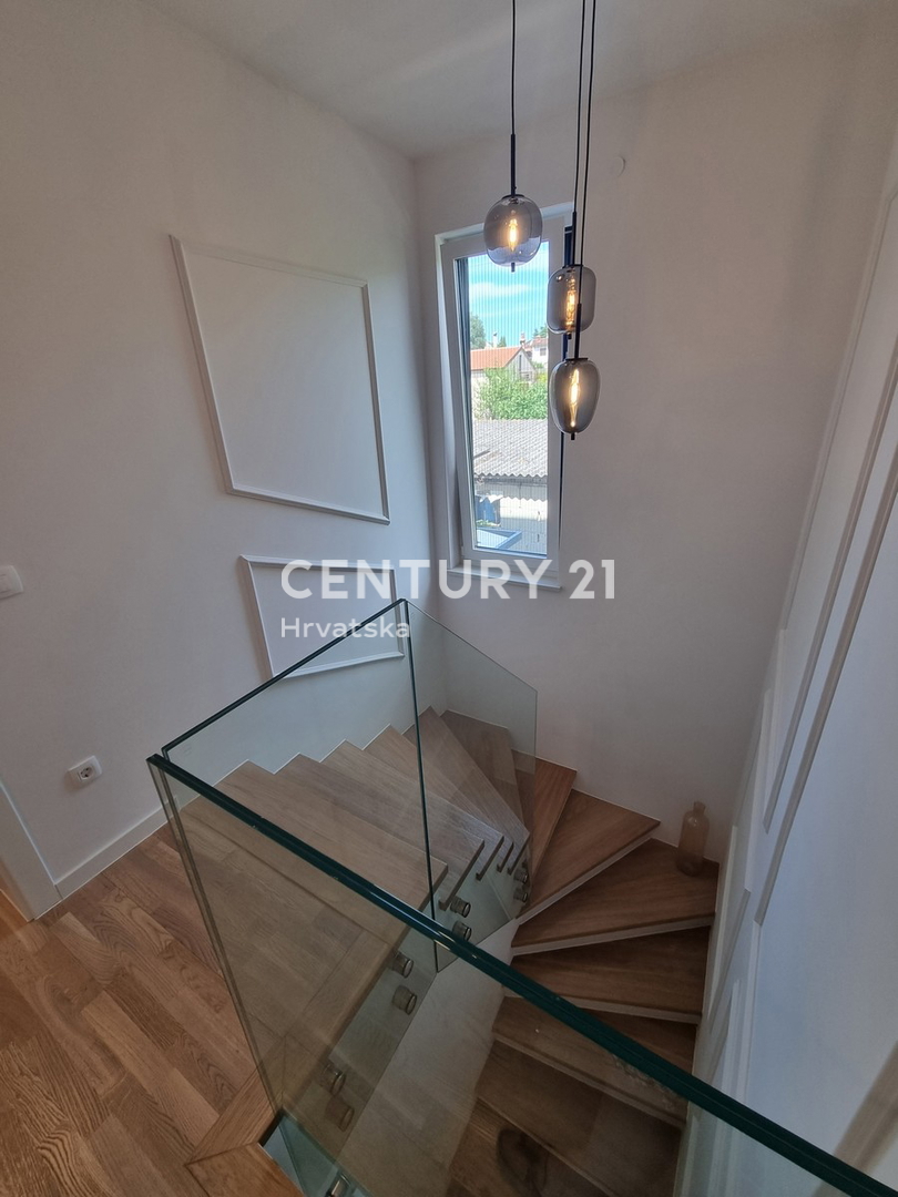 TAR VABRIGA, NOVOGRADNJA, DVOSTANOVANJSKA ENOTA V PRIZEMLJU IN PRVEM NADSTROPJU Z BAZENOM