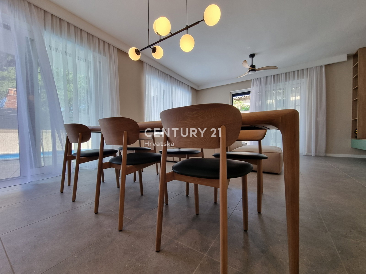 TAR VABRIGA, NOVOGRADNJA, DVOSTANOVANJSKA ENOTA V PRIZEMLJU IN PRVEM NADSTROPJU Z BAZENOM