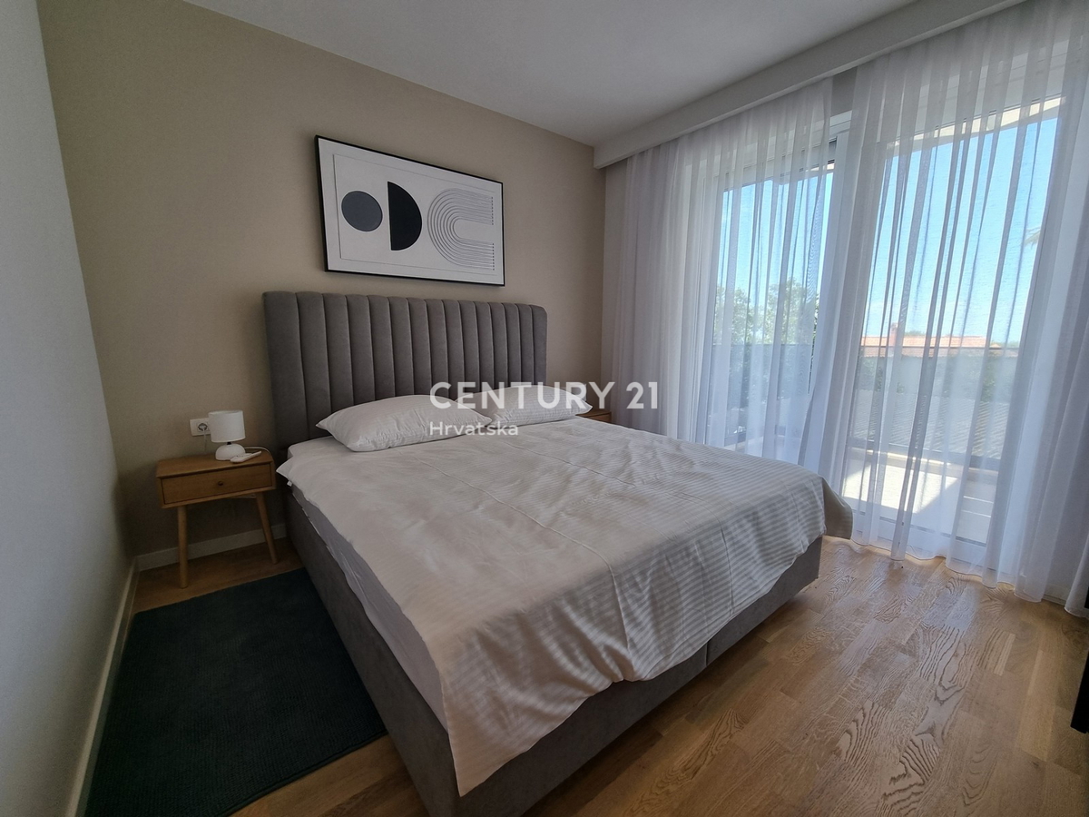 TAR VABRIGA, NOVOGRADNJA, DVOSTANOVANJSKA ENOTA V PRIZEMLJU IN PRVEM NADSTROPJU Z BAZENOM