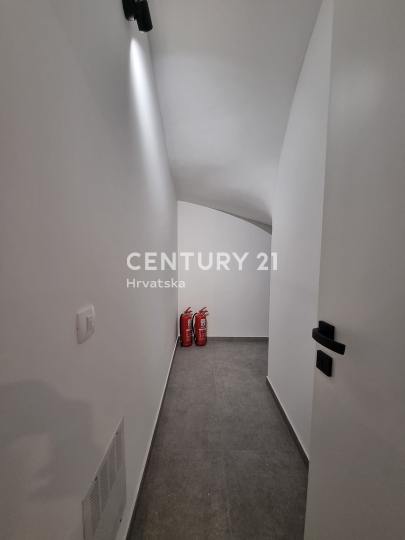 TAR VABRIGA, NOVOGRADNJA, DVOSTANOVANJSKA ENOTA V PRIZEMLJU IN PRVEM NADSTROPJU Z BAZENOM