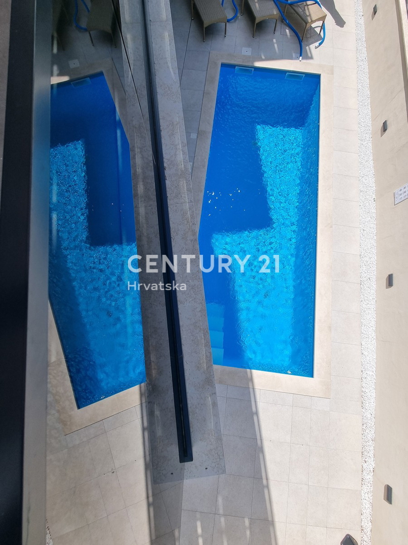 TAR VABRIGA, NOVOGRADNJA, DVOSTANOVANJSKA ENOTA V PRIZEMLJU IN PRVEM NADSTROPJU Z BAZENOM