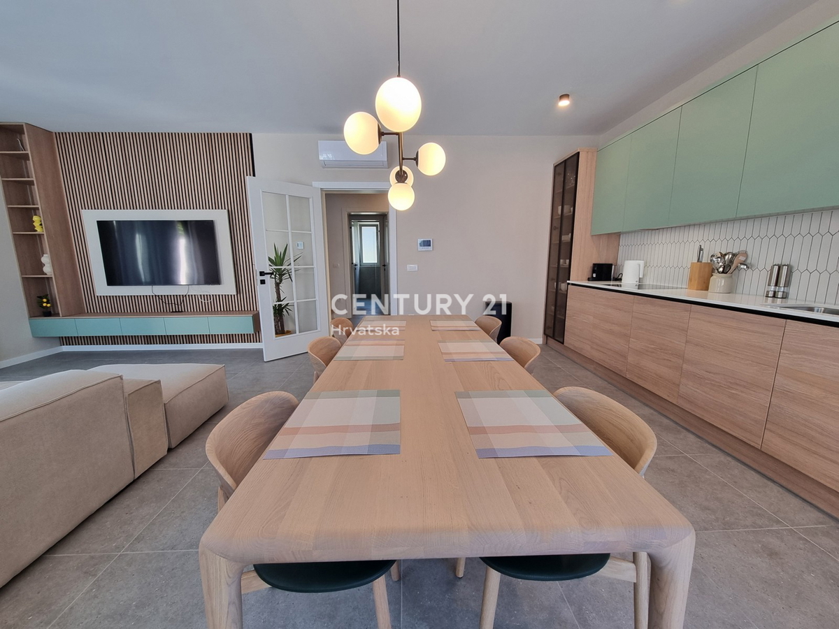 TAR VABRIGA, NOVOGRADNJA, DVOSTANOVANJSKA ENOTA V PRIZEMLJU IN PRVEM NADSTROPJU Z BAZENOM