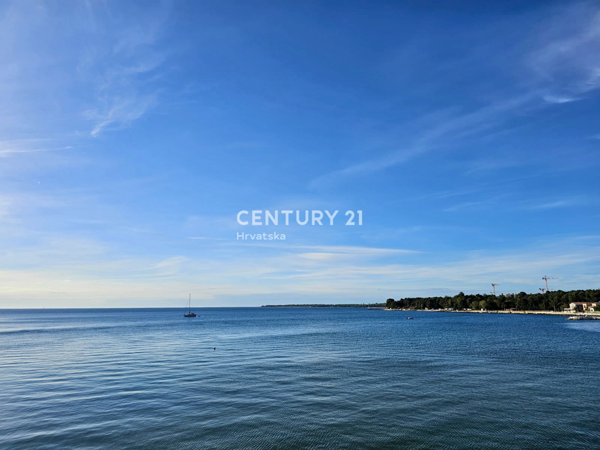 POREČ, CENTER, STANOVANJE PRVI VRSTI DO MORJA S POGLEDOM NA STARO MESTO IN MORJE