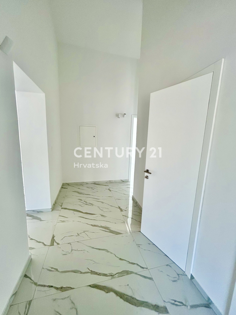 UMAG, OKOLICA, STAN NA ODLIČNI LOKACIJI LE 150 METROV OD PLAŽE S POGLEDOM NA MORJE