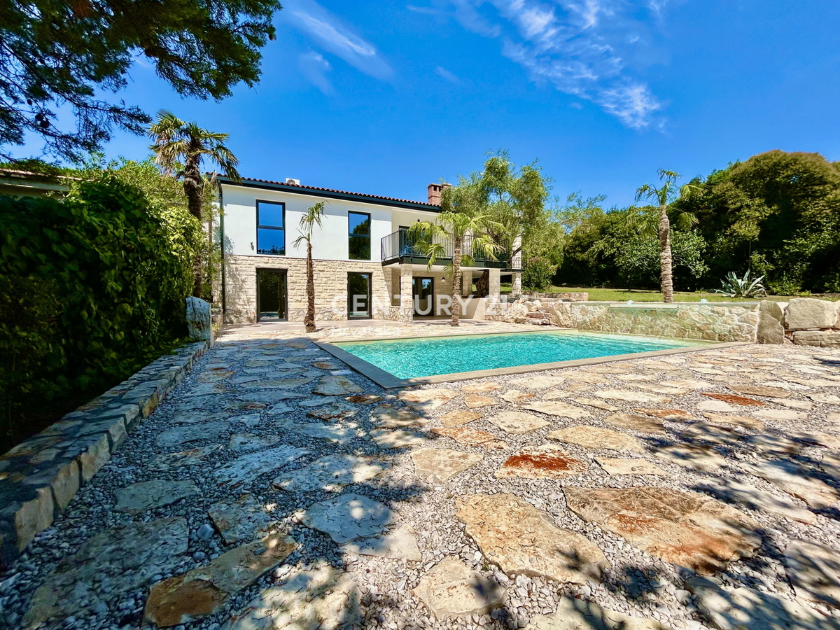 UMAG, OKOLICA, STAN NA ODLIČNI LOKACIJI LE 150 METROV OD PLAŽE S POGLEDOM NA MORJE