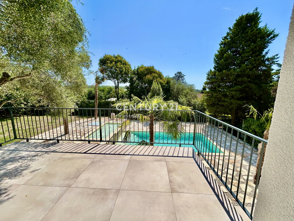 UMAG, OKOLICA, STAN NA ODLIČNI LOKACIJI LE 150 METROV OD PLAŽE S POGLEDOM NA MORJE