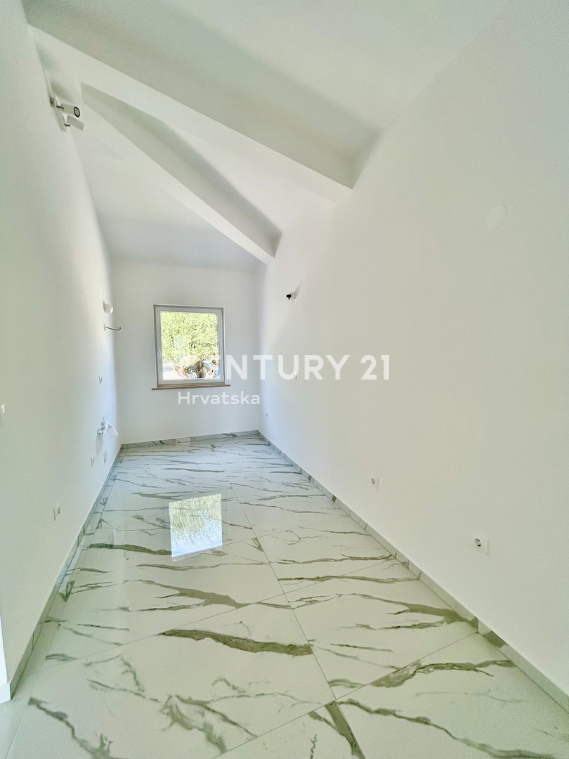 UMAG, OKOLICA, STAN NA ODLIČNI LOKACIJI LE 150 METROV OD PLAŽE S POGLEDOM NA MORJE