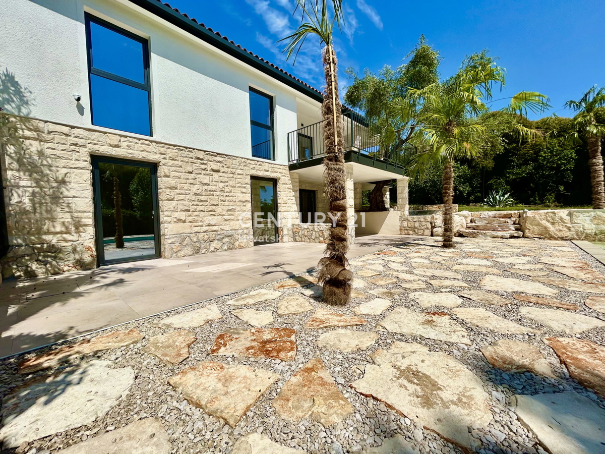 UMAG, OKOLICA, STAN NA ODLIČNI LOKACIJI LE 150 METROV OD PLAŽE S POGLEDOM NA MORJE