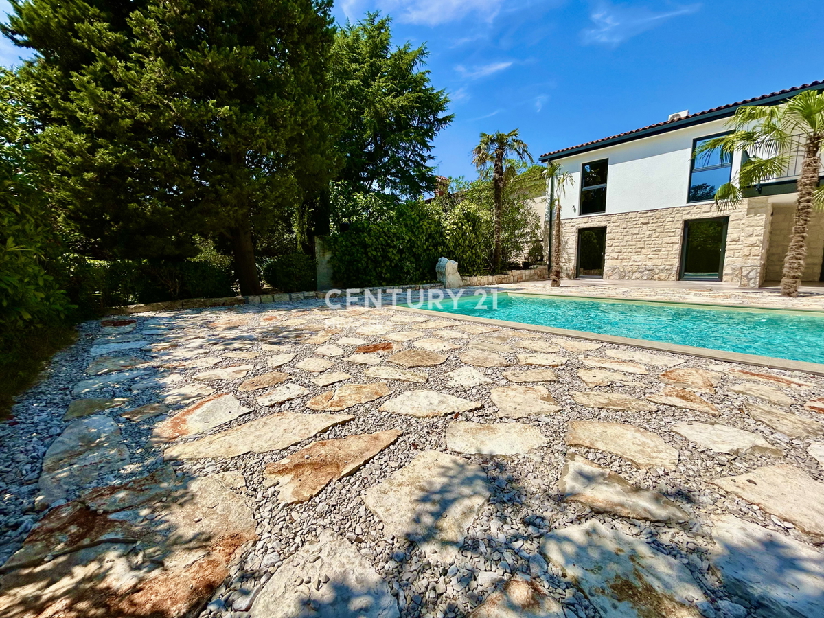 UMAG, OKOLICA, STAN NA ODLIČNI LOKACIJI LE 150 METROV OD PLAŽE S POGLEDOM NA MORJE