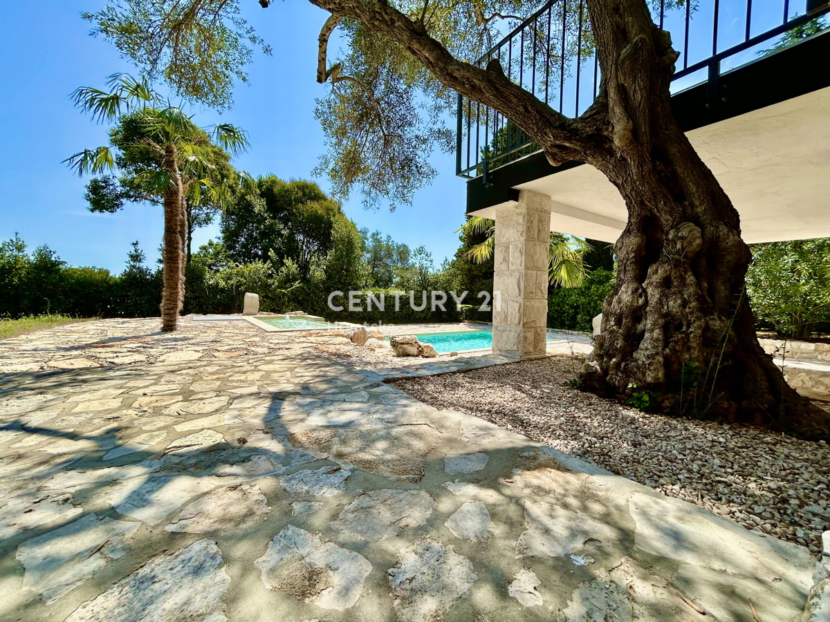 UMAG, OKOLICA, STAN NA ODLIČNI LOKACIJI LE 150 METROV OD PLAŽE S POGLEDOM NA MORJE