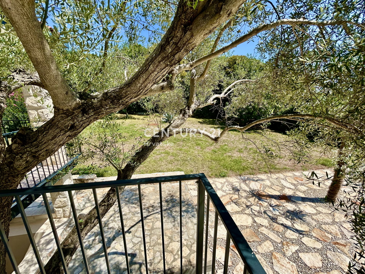 UMAG, OKOLICA, STAN NA ODLIČNI LOKACIJI LE 150 METROV OD PLAŽE S POGLEDOM NA MORJE