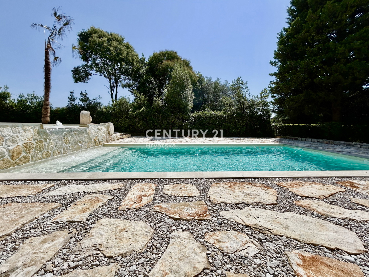 UMAG, OKOLICA, STAN NA ODLIČNI LOKACIJI LE 150 METROV OD PLAŽE S POGLEDOM NA MORJE