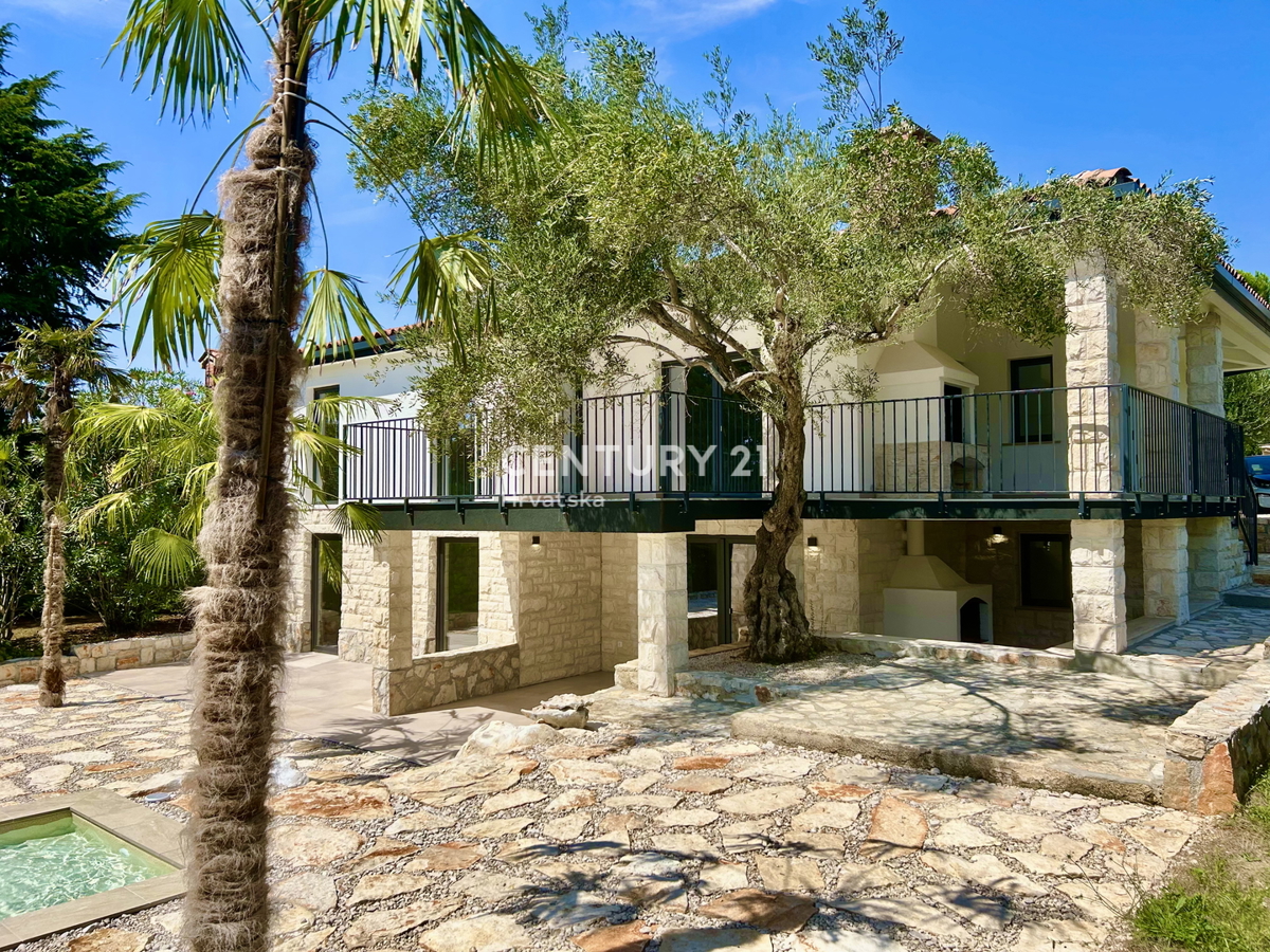 UMAG, OKOLICA, STAN NA ODLIČNI LOKACIJI LE 150 METROV OD PLAŽE S POGLEDOM NA MORJE