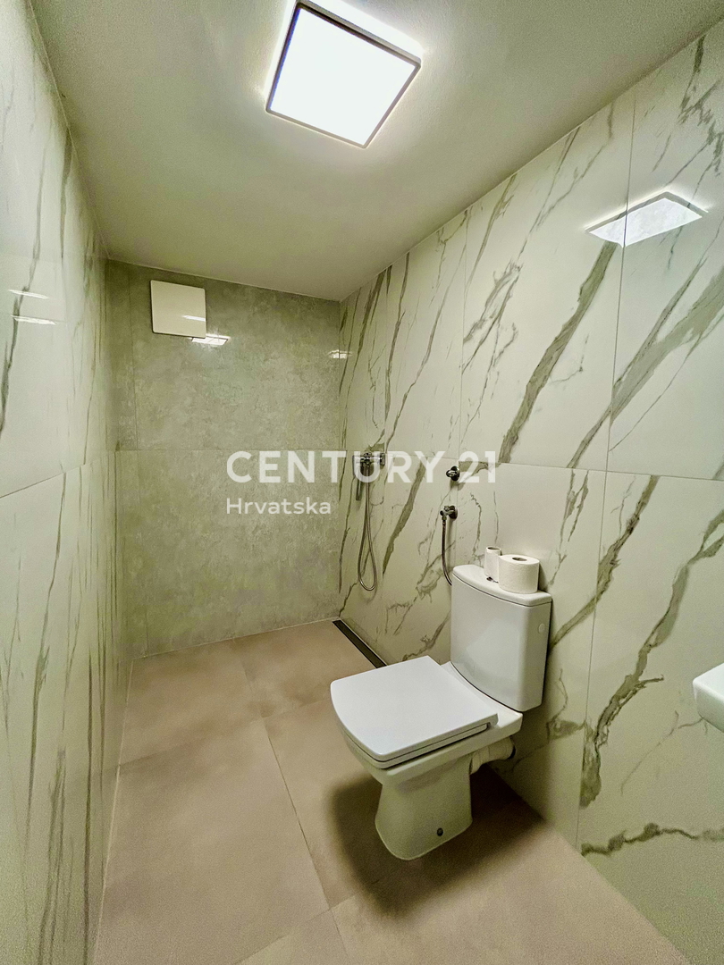 UMAG, OKOLICA, STAN NA ODLIČNI LOKACIJI LE 150 METROV OD PLAŽE S POGLEDOM NA MORJE