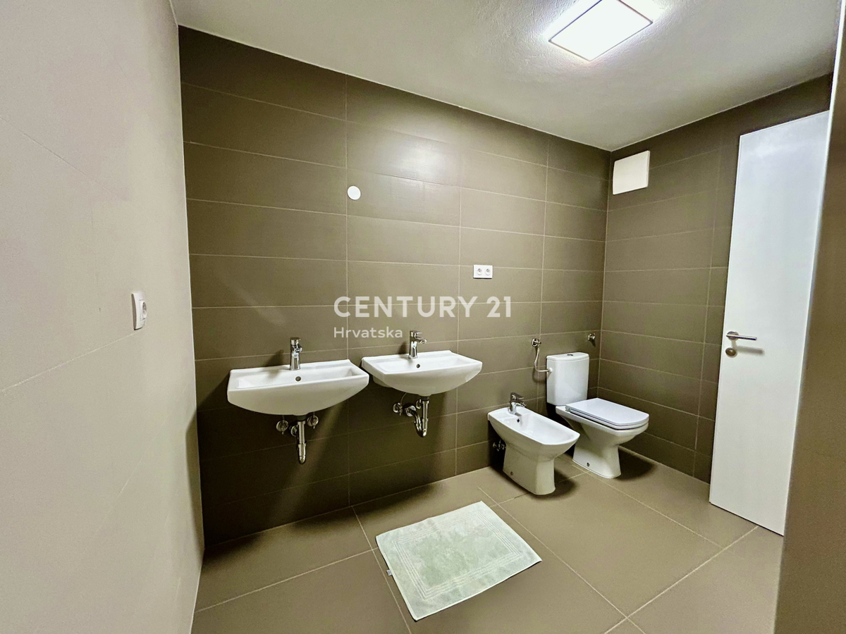 UMAG, OKOLICA, STAN NA ODLIČNI LOKACIJI LE 150 METROV OD PLAŽE S POGLEDOM NA MORJE