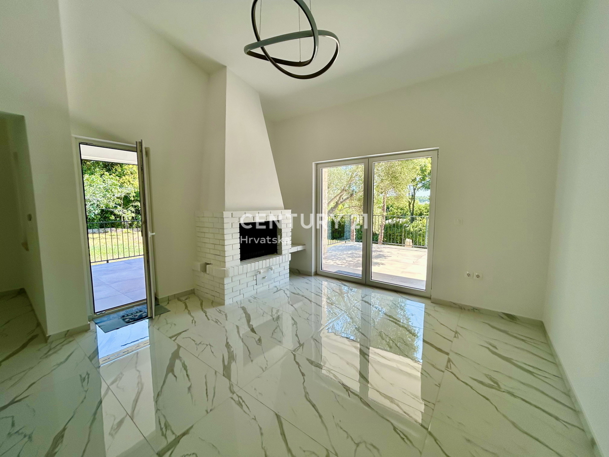 UMAG, OKOLICA, STAN NA ODLIČNI LOKACIJI LE 150 METROV OD PLAŽE S POGLEDOM NA MORJE