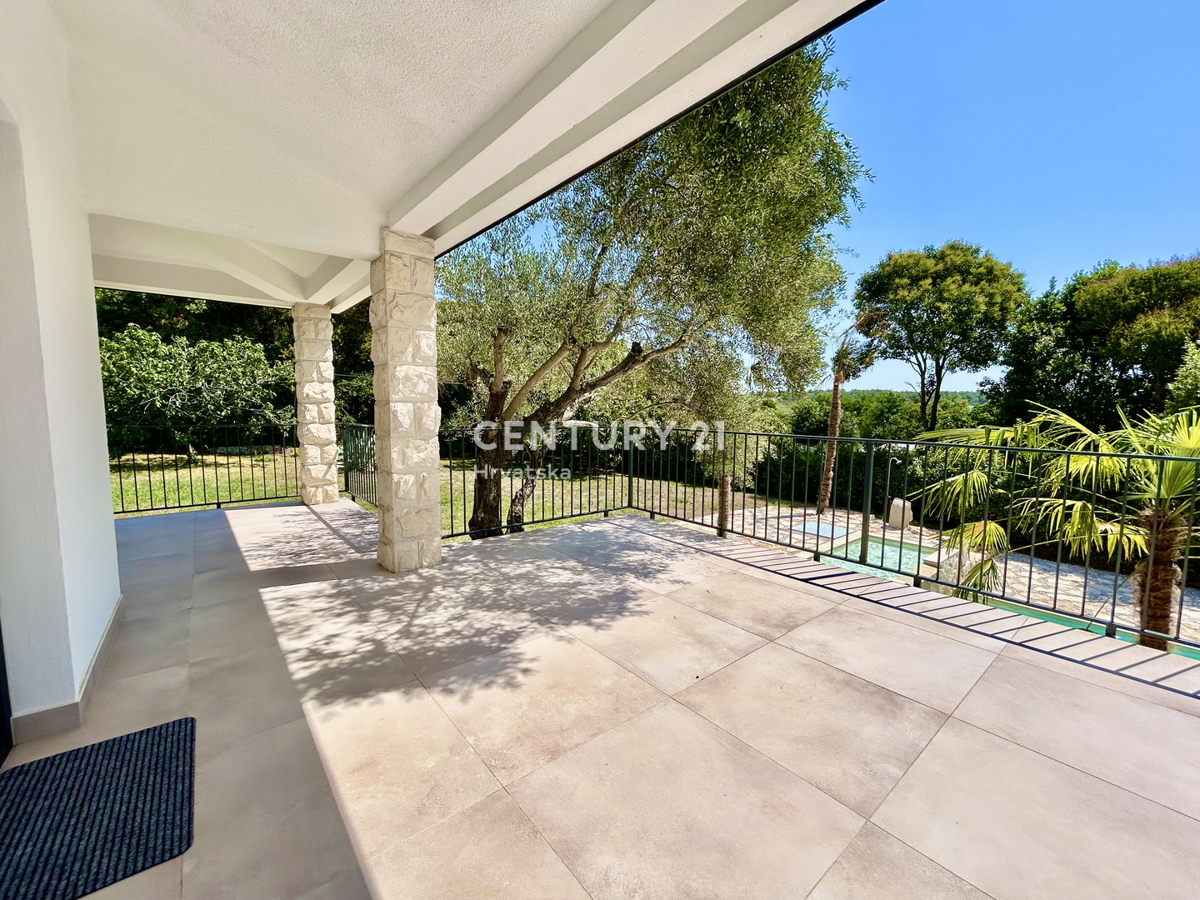 UMAG, OKOLICA, STAN NA ODLIČNI LOKACIJI LE 150 METROV OD PLAŽE S POGLEDOM NA MORJE