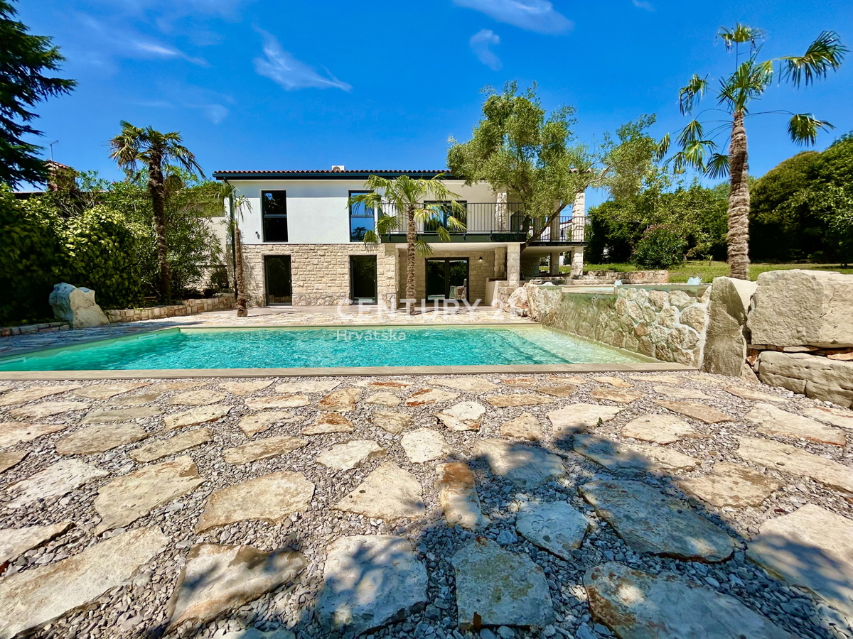 UMAG, OKOLICA, STAN NA ODLIČNI LOKACIJI LE 150 METROV OD PLAŽE S POGLEDOM NA MORJE