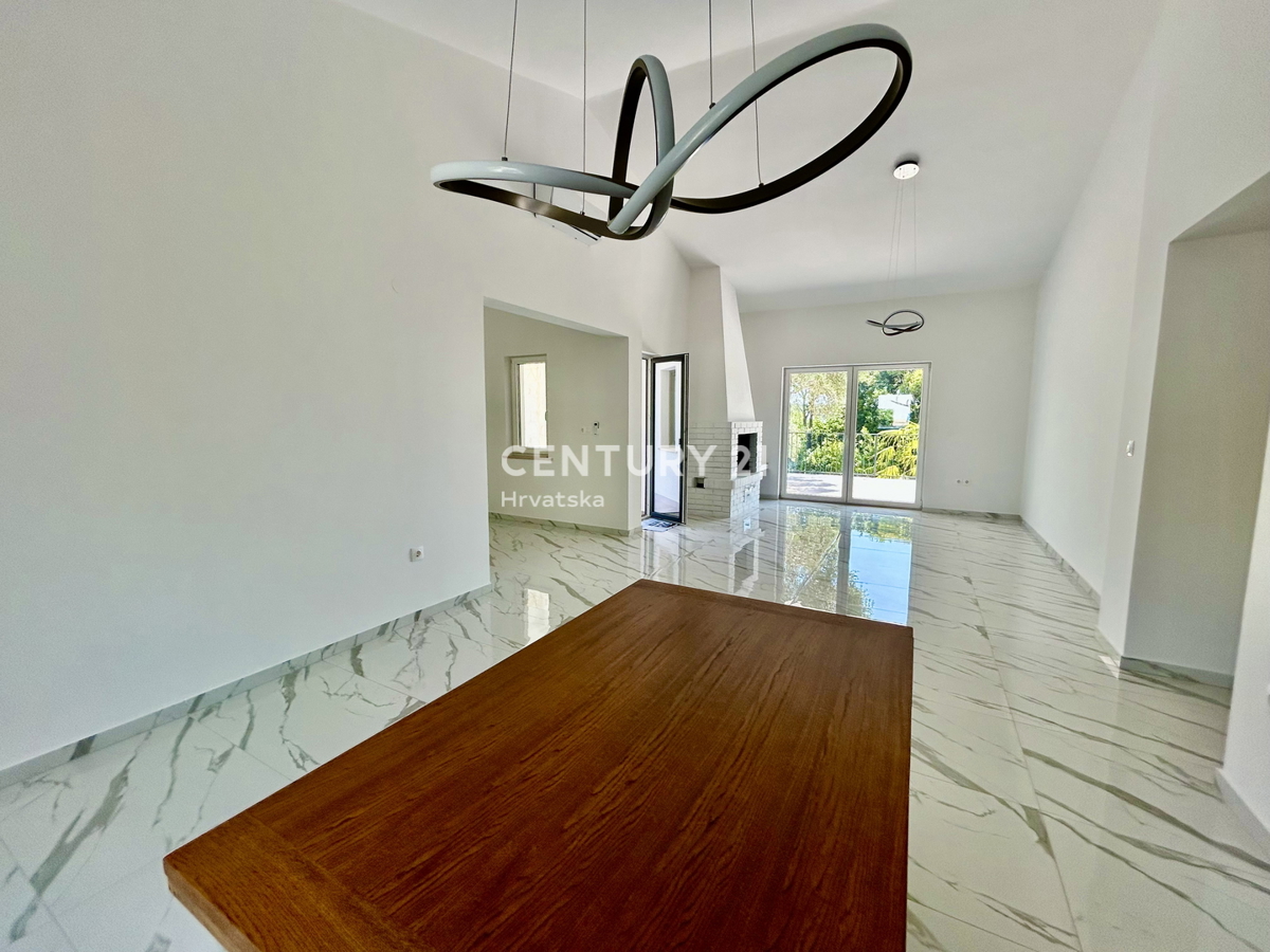 UMAG, OKOLICA, STAN NA ODLIČNI LOKACIJI LE 150 METROV OD PLAŽE S POGLEDOM NA MORJE