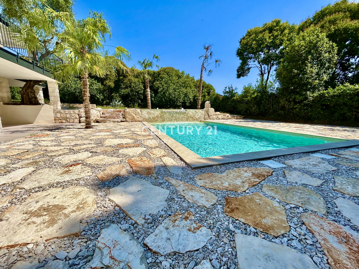 UMAG, OKOLICA, STAN NA ODLIČNI LOKACIJI LE 150 METROV OD PLAŽE S POGLEDOM NA MORJE