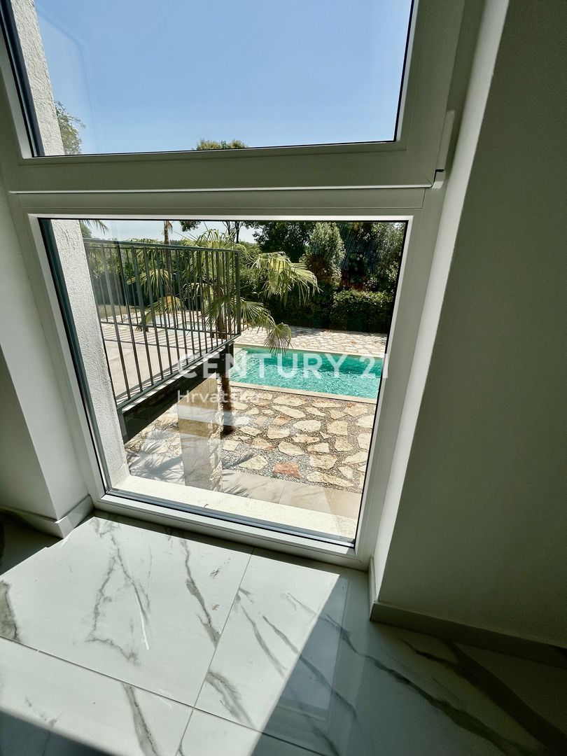 UMAG, OKOLICA, STAN NA ODLIČNI LOKACIJI LE 150 METROV OD PLAŽE S POGLEDOM NA MORJE