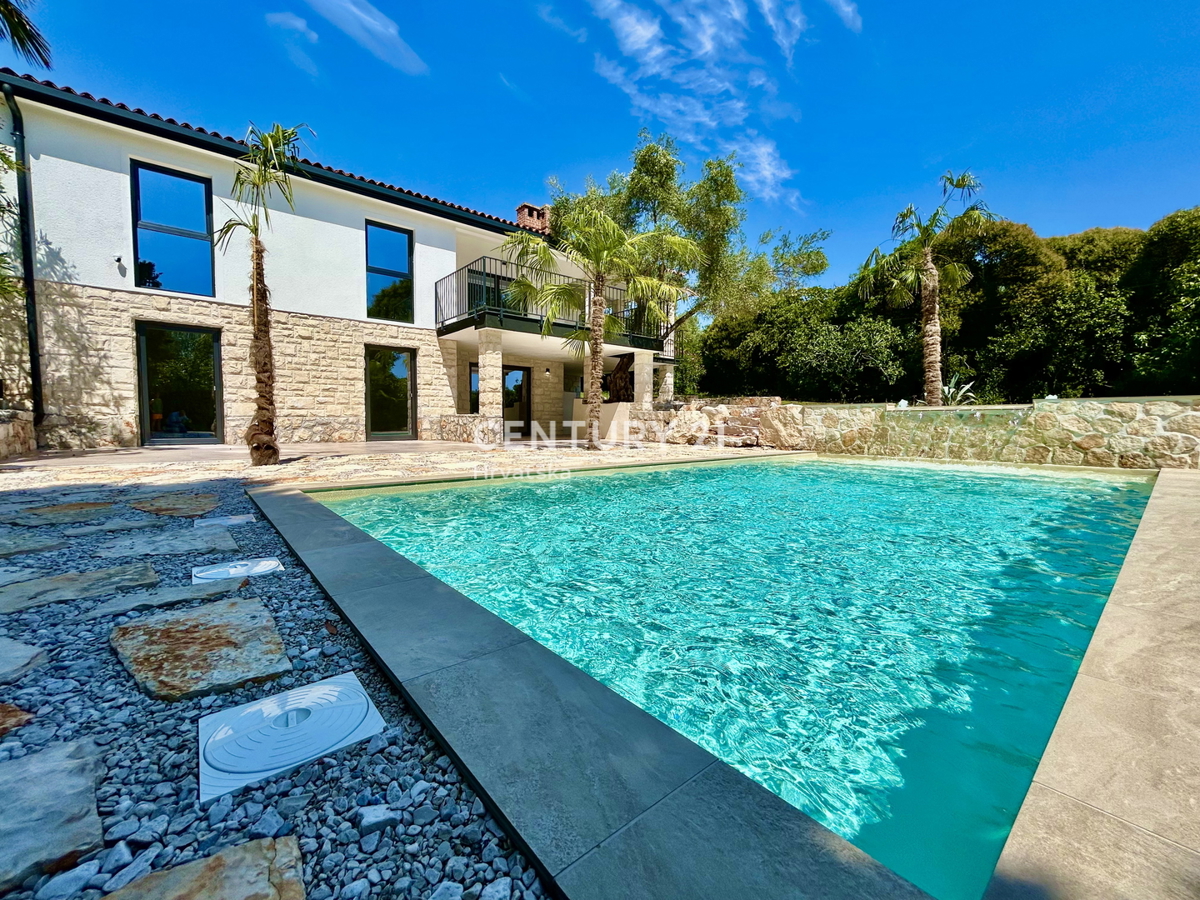 UMAG, OKOLICA, STAN NA ODLIČNI LOKACIJI LE 150 METROV OD PLAŽE S POGLEDOM NA MORJE