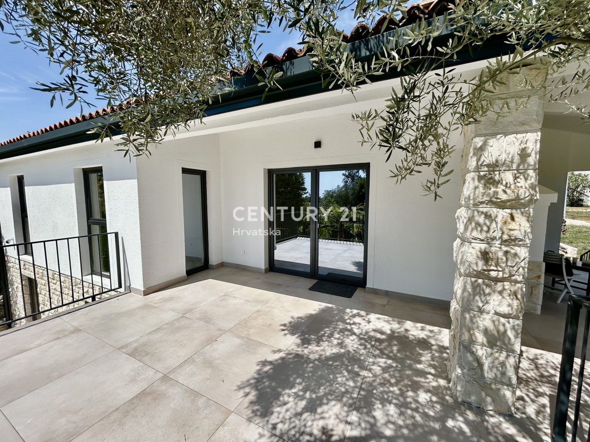 UMAG, OKOLICA, STAN NA ODLIČNI LOKACIJI LE 150 METROV OD PLAŽE S POGLEDOM NA MORJE