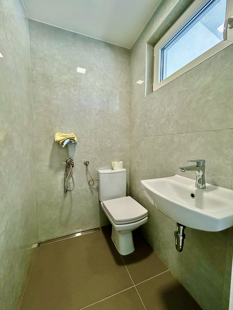 UMAG, OKOLICA, STAN NA ODLIČNI LOKACIJI LE 150 METROV OD PLAŽE S POGLEDOM NA MORJE