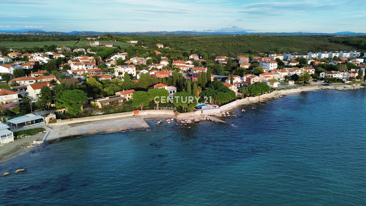 UMAG, ZAMBRATIJA, GRADBENI TEREN Z VELJAVNIM GRADBENO DOVOLJENJEM LE 250 METROV OD PLAŽE IN MORJA