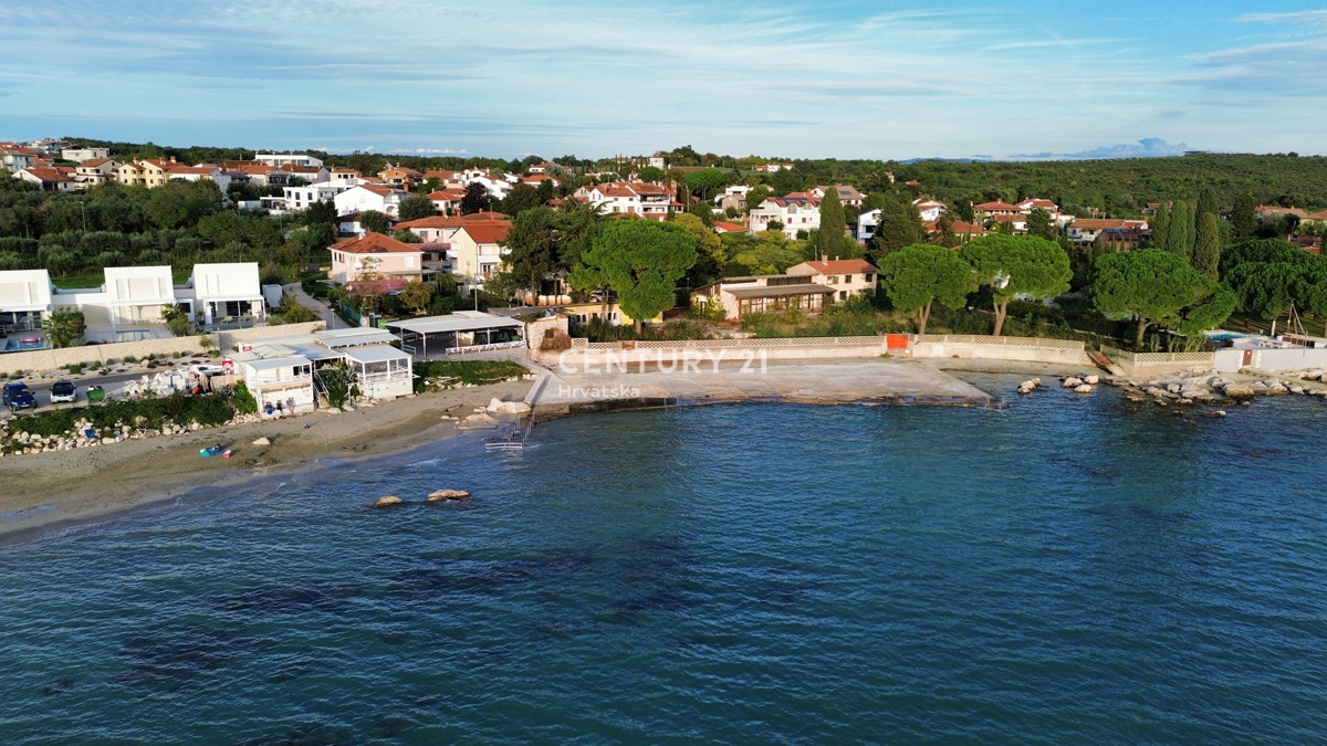 UMAG, ZAMBRATIJA, GRADBENI TEREN Z VELJAVNIM GRADBENO DOVOLJENJEM LE 250 METROV OD PLAŽE IN MORJA