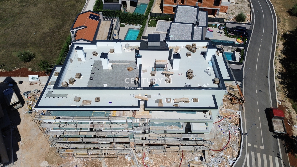 POREČ, PRODAJA SE STAN V PRVEM NADSTROPJU, NOVOGRADNJA, 1500 M OD MORJA