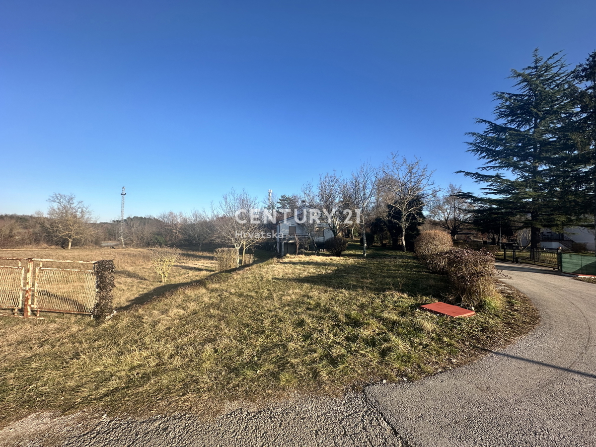 ŽMINJ, OKOLICA, HIŠA Z VELIKIM DVORIŠČEM GRADBENIŠKE NAMEMBE