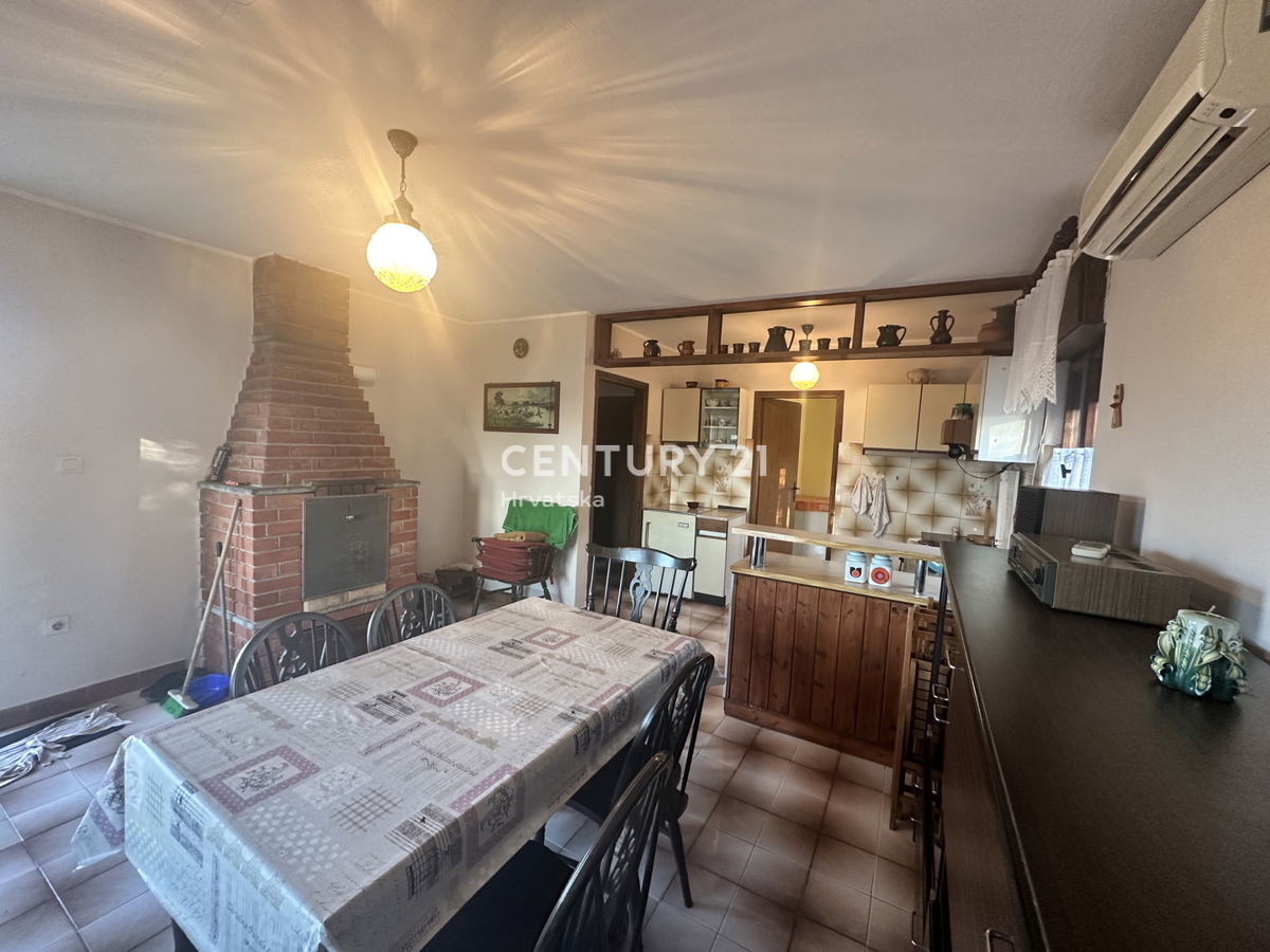 ŽMINJ, OKOLICA, HIŠA Z VELIKIM DVORIŠČEM GRADBENIŠKE NAMEMBE