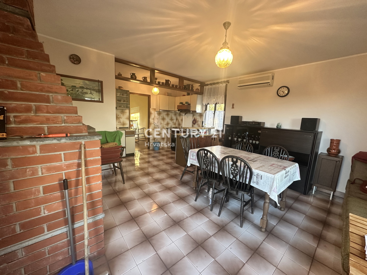 ŽMINJ, OKOLICA, HIŠA Z VELIKIM DVORIŠČEM GRADBENIŠKE NAMEMBE