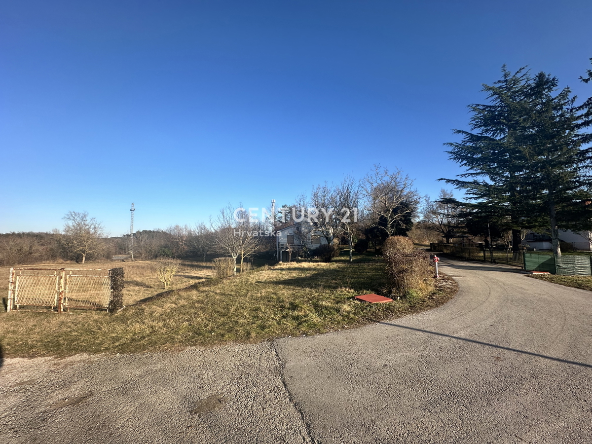 ŽMINJ, OKOLICA, HIŠA Z VELIKIM DVORIŠČEM GRADBENIŠKE NAMEMBE