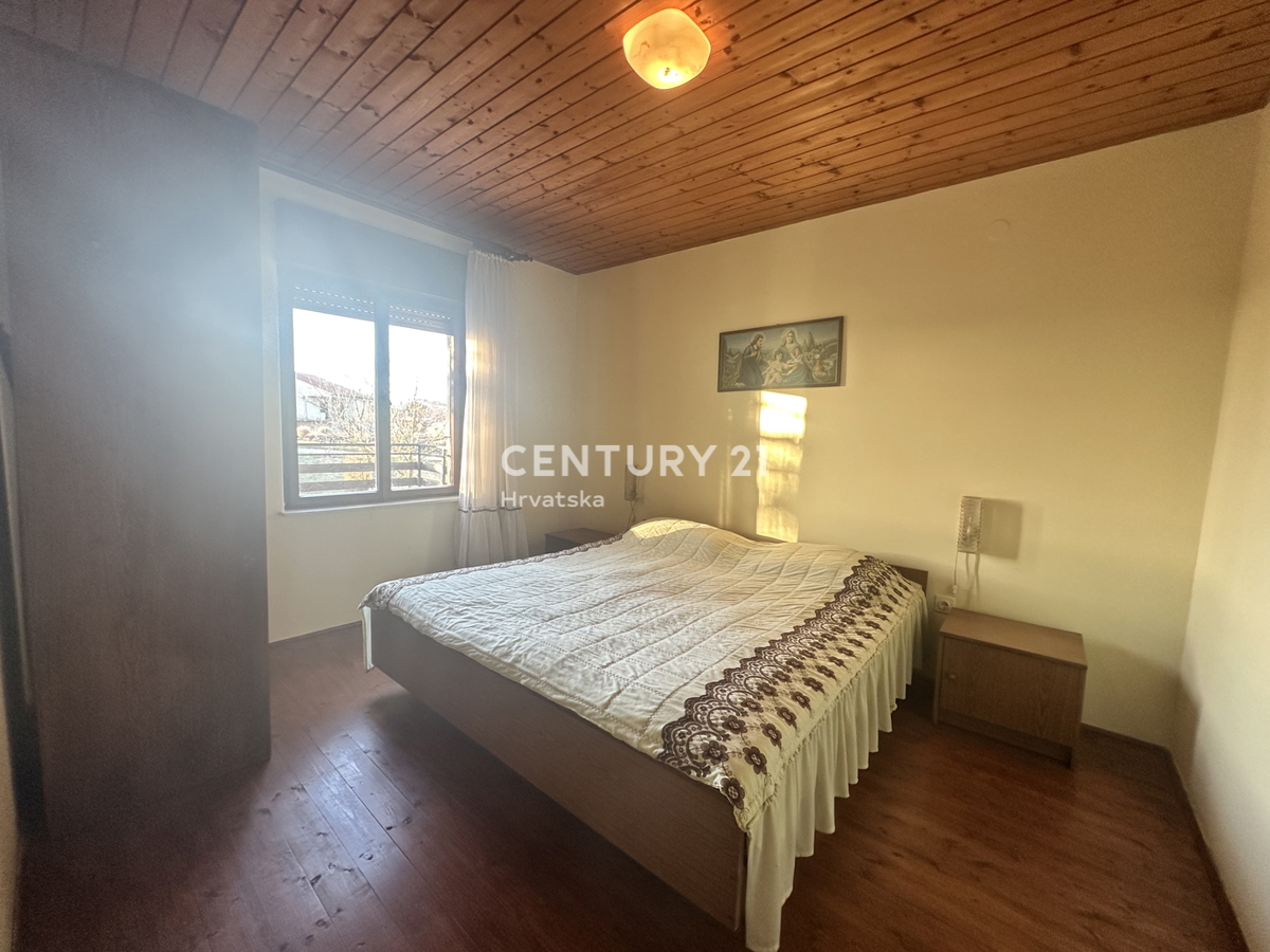 ŽMINJ, OKOLICA, HIŠA Z VELIKIM DVORIŠČEM GRADBENIŠKE NAMEMBE