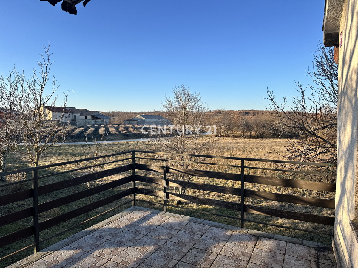 ŽMINJ, OKOLICA, HIŠA Z VELIKIM DVORIŠČEM GRADBENIŠKE NAMEMBE