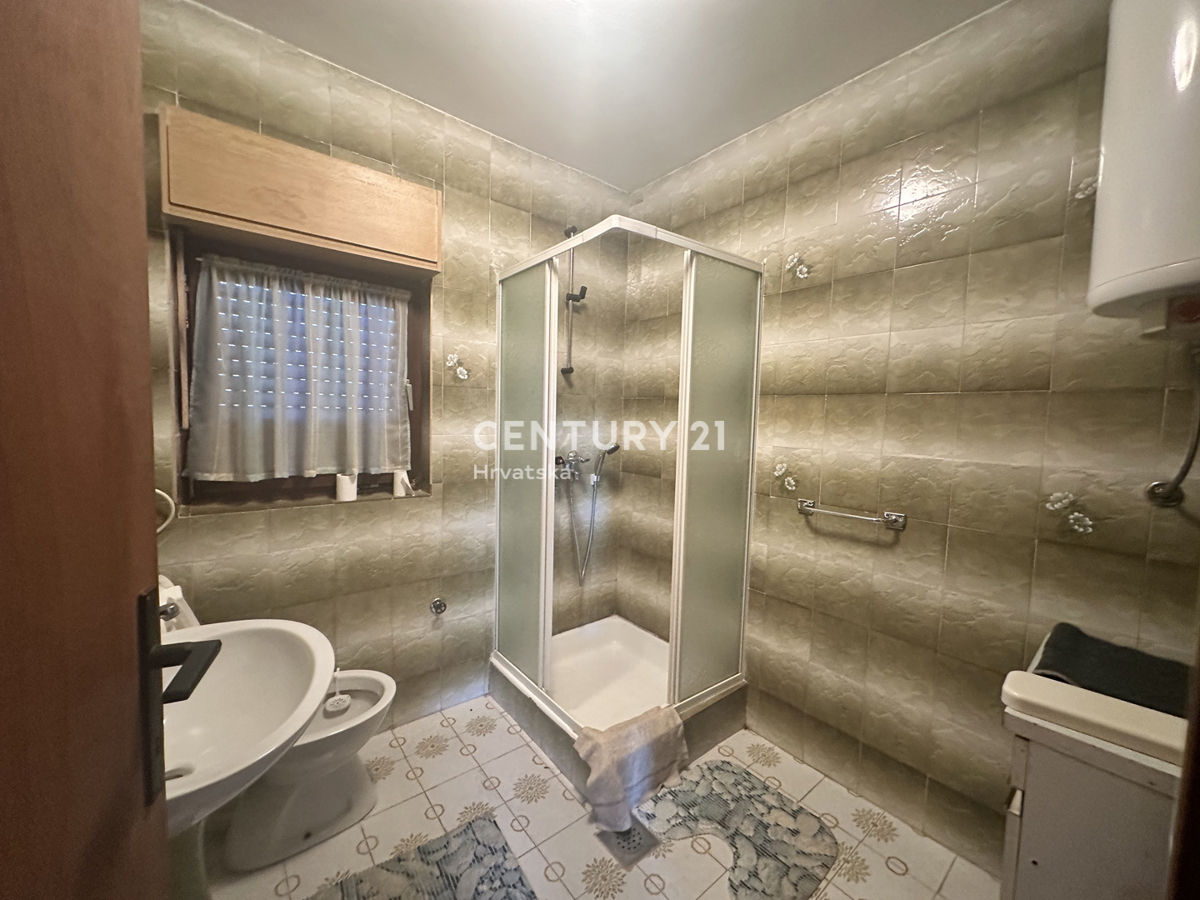 ŽMINJ, OKOLICA, HIŠA Z VELIKIM DVORIŠČEM GRADBENIŠKE NAMEMBE