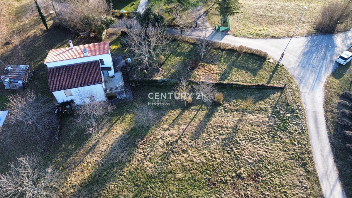 ŽMINJ, OKOLICA, HIŠA Z VELIKIM DVORIŠČEM GRADBENIŠKE NAMEMBE