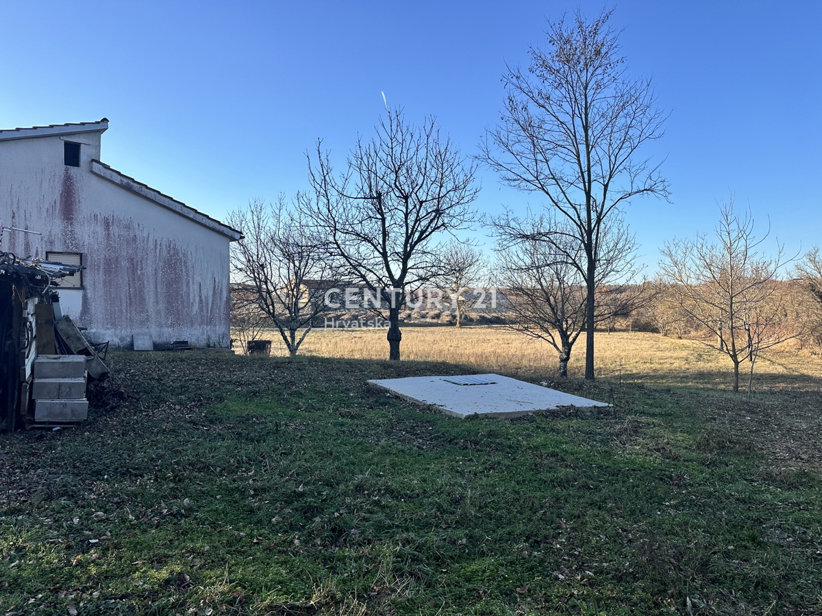ŽMINJ, OKOLICA, HIŠA Z VELIKIM DVORIŠČEM GRADBENIŠKE NAMEMBE
