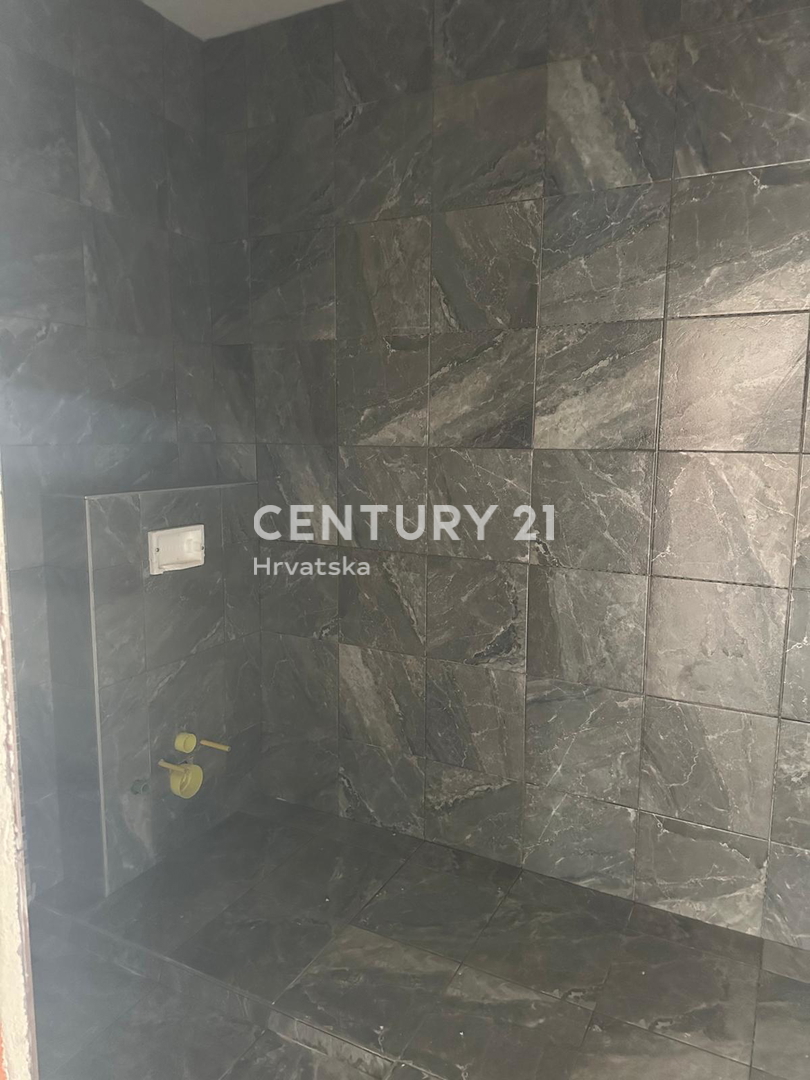 POREČ, PRODAJA SE ČETRISOBNO STANOVANJE, NOVOGRADNJA Z VELIKO STREŠNO TERASO