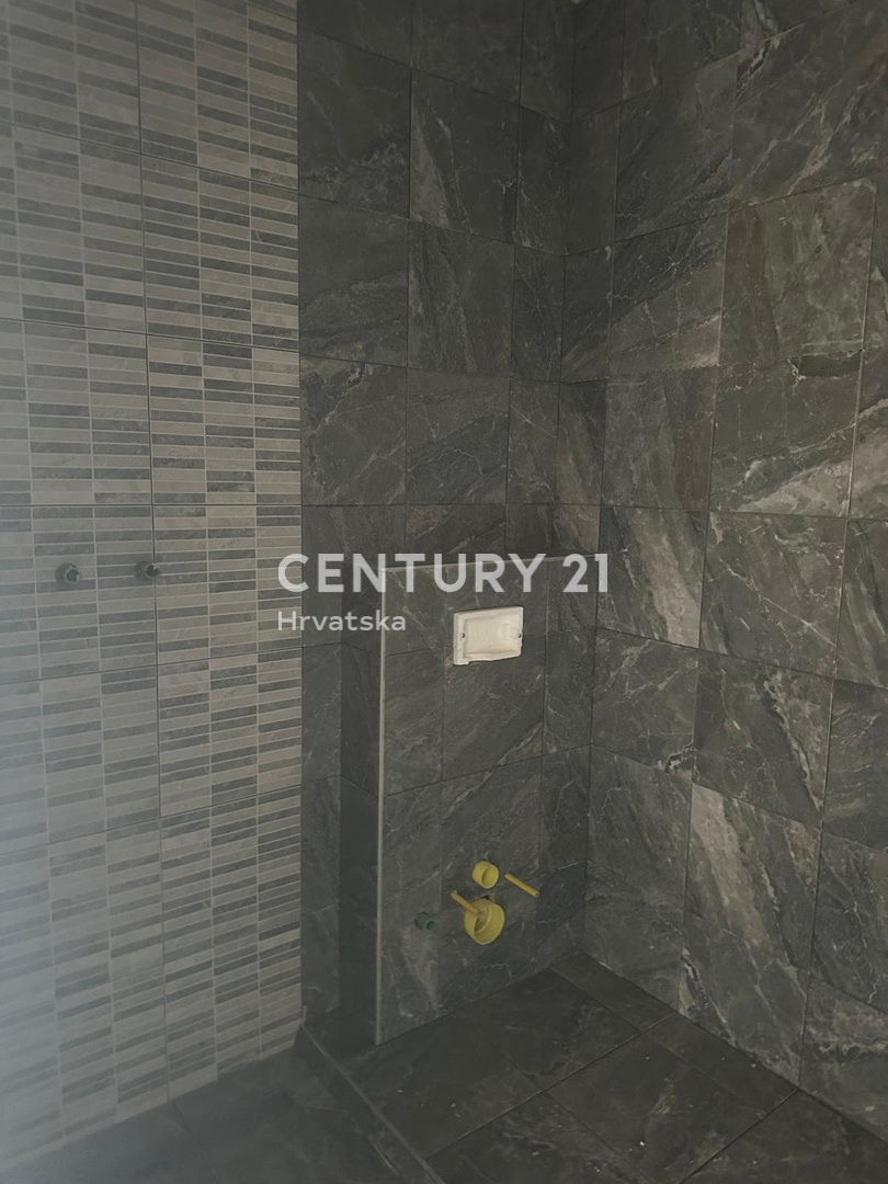 POREČ, PRODAJA SE ČETRISOBNO STANOVANJE, NOVOGRADNJA Z VELIKO STREŠNO TERASO