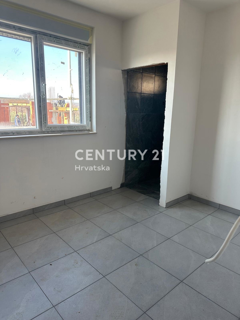 POREČ, PRODAJA SE ČETRISOBNO STANOVANJE, NOVOGRADNJA Z VELIKO STREŠNO TERASO