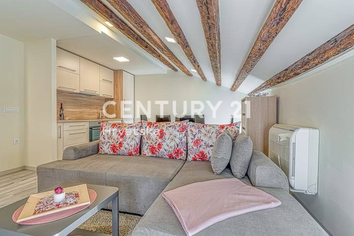 POREČ, ENOSOBNO STANOVANJE, CENTER MESTA, PRVA VRSTA OB MORJU