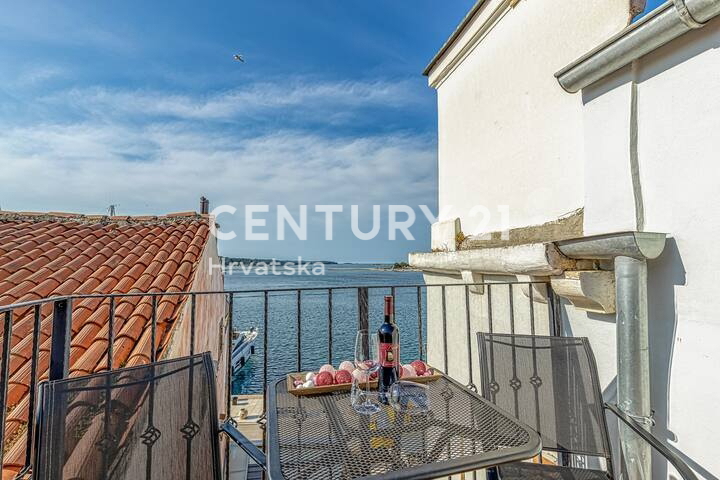 POREČ, ENOSOBNO STANOVANJE, CENTER MESTA, PRVA VRSTA OB MORJU