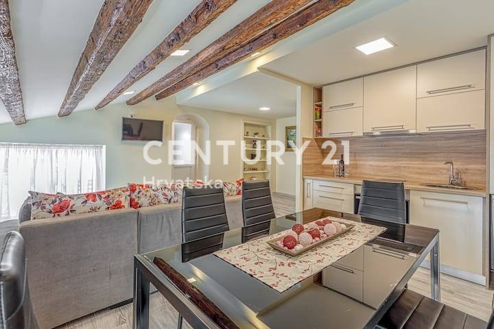 POREČ, ENOSOBNO STANOVANJE, CENTER MESTA, PRVA VRSTA OB MORJU