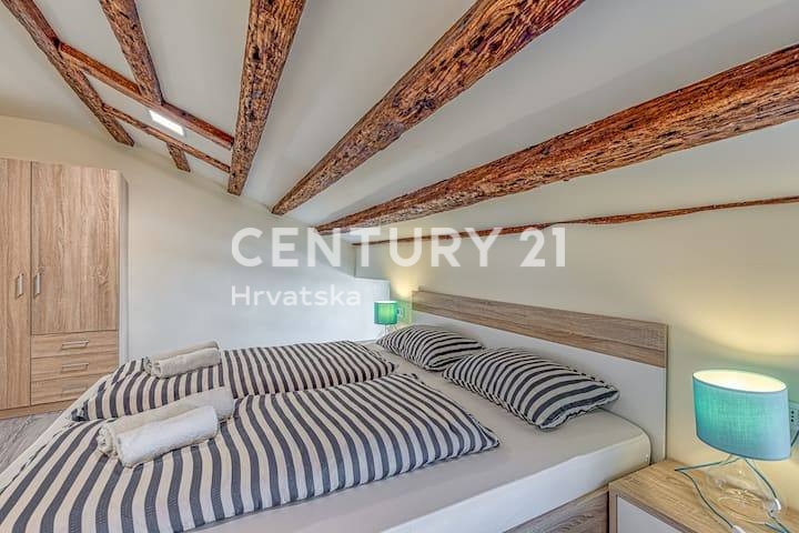 POREČ, ENOSOBNO STANOVANJE, CENTER MESTA, PRVA VRSTA OB MORJU