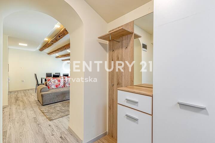 POREČ, ENOSOBNO STANOVANJE, CENTER MESTA, PRVA VRSTA OB MORJU