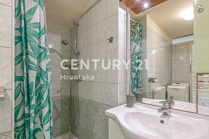 POREČ, ENOSOBNO STANOVANJE, CENTER MESTA, PRVA VRSTA OB MORJU